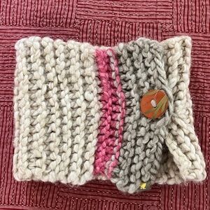 Beautiful chunky Knit Scarf with Button Accent